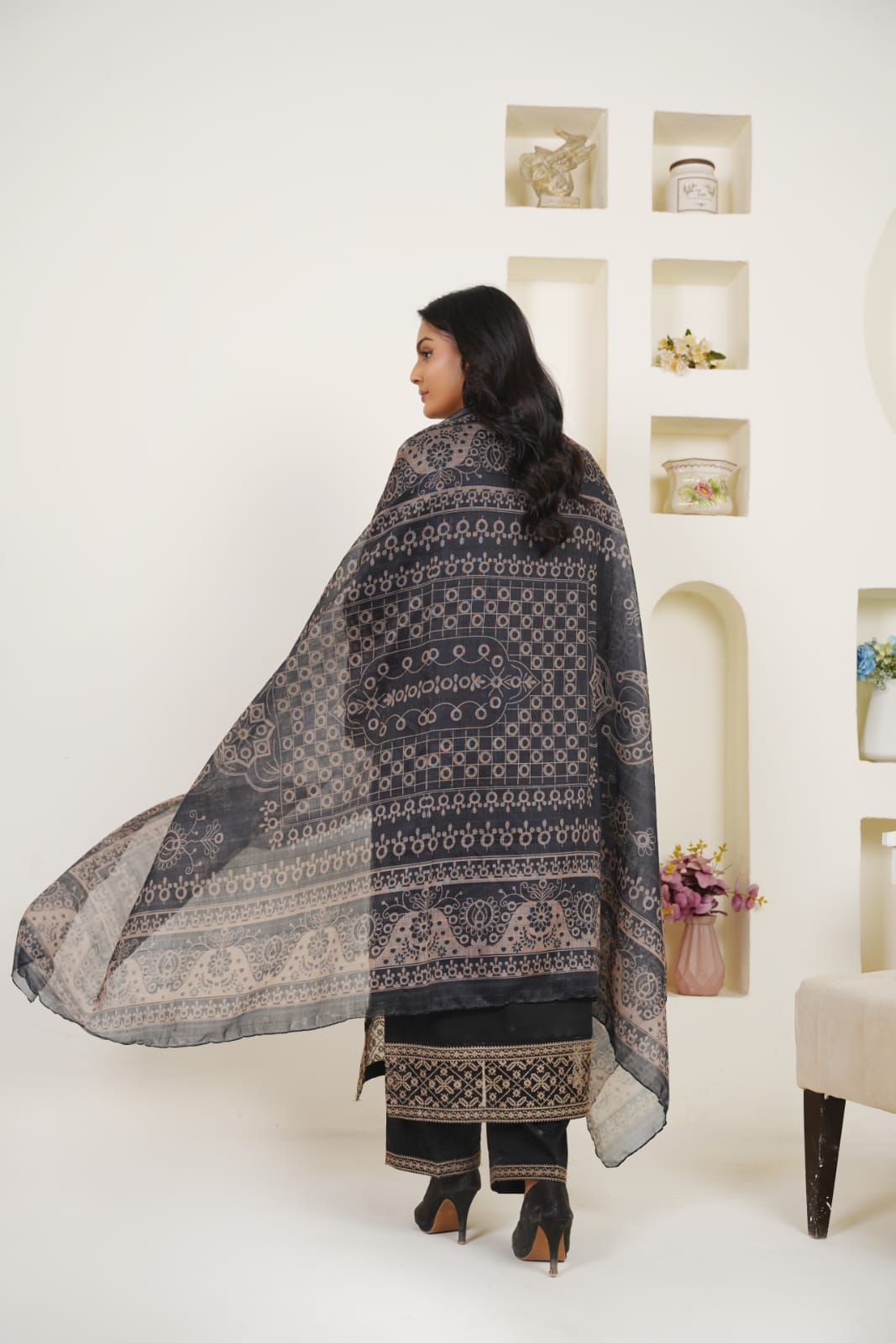 Noir Charm - Image 2